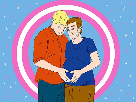 Ein schwangerer Transmann und sein Partner legen die Hände lächelnd auf den Babybauch. 