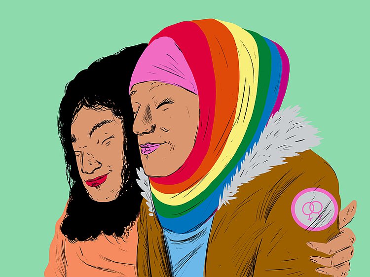 Zwei Lesben sitzen nebeneinander und lächeln glücklich. Die eine trägt ein Hijab in Regenbogenfarben.