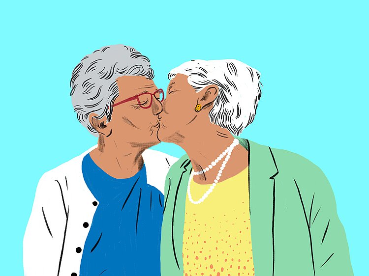 Zwei Seniorinnen küssen sich mit geschlossenen Augen auf den Mund. 