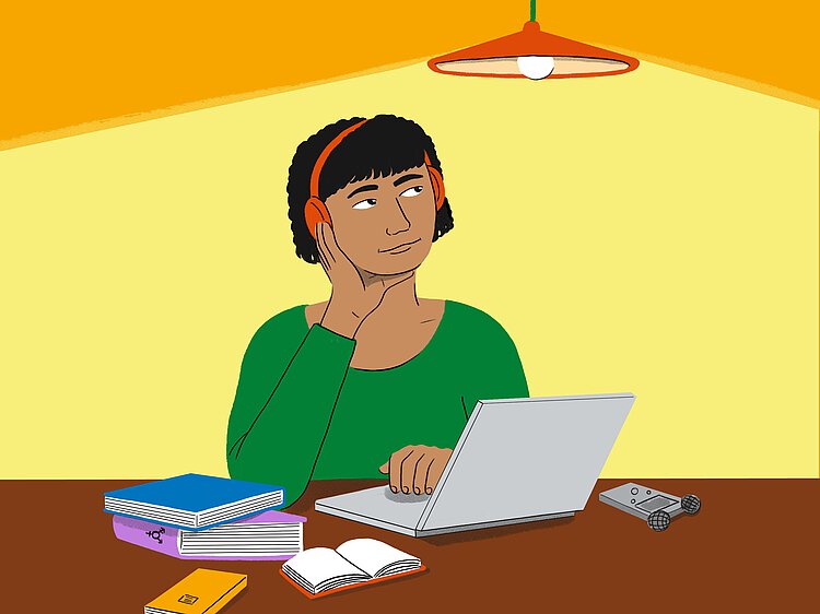 Eine BIPoC Person sitzt am Schreibtisch, auf dem Bücher und ihr Laptop liegen. Sie hört etwas über ihre Kopfhörer.