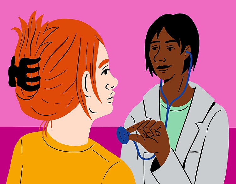 Eine inter* Person wird von einer Ärztin mit einem Stethoskop abgehört.