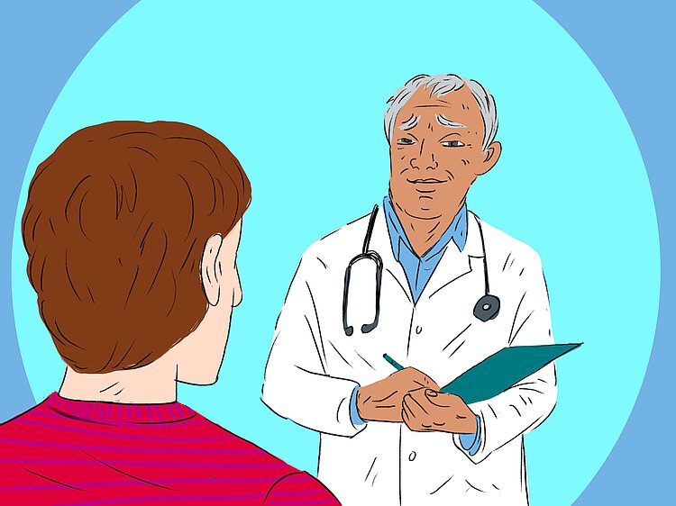 Eine inter* Person steht vor einem Arzt, der sie anschaut und sich etwas notiert. 