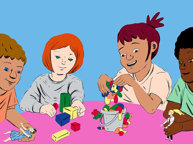 Vier Kinder sitzen an einem Tische und spielen mit diversem Spielzeug. 