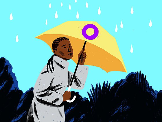 Eine Schwarze Person hält einen gelben Regenschirm über sich, auf dem ein lila Kreis abgebildet ist. 