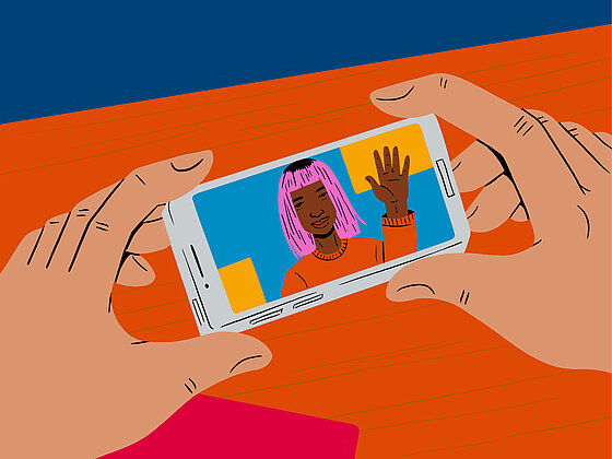 Zwei Hände halten ein Handy, in dem ein BIPoC trans* Person zu sehen ist. 
