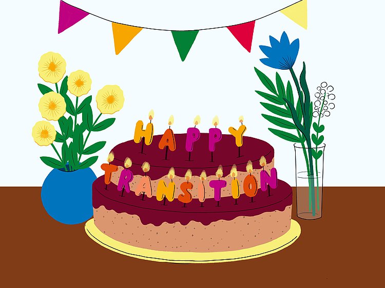 Auf einem Tisch steht eine Vase mit Blumen und eine Torte mit Kerzen, die den Spruch "Happy Transition" bilden. 